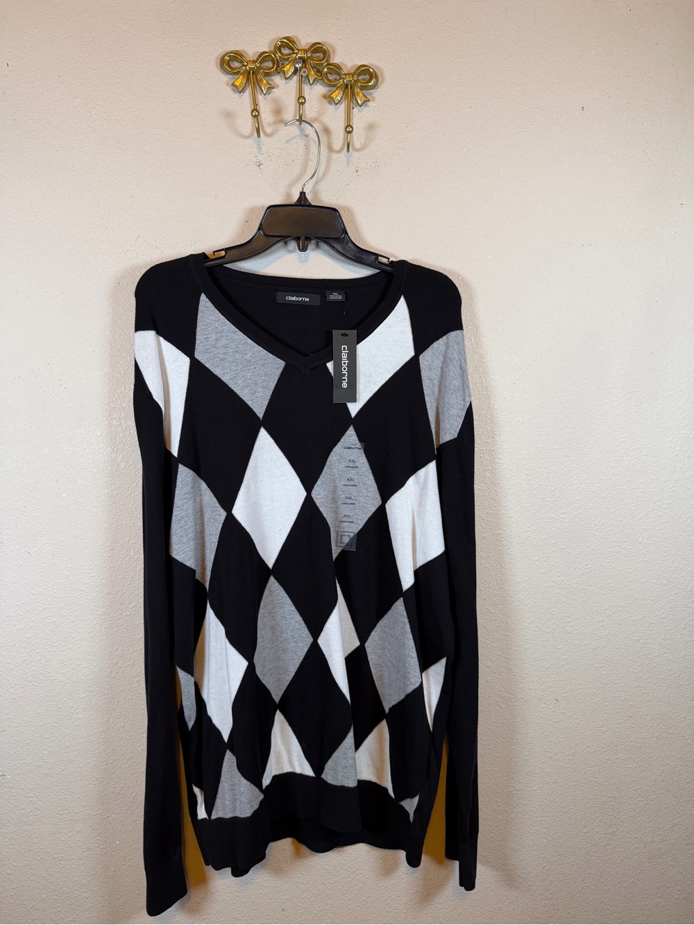Claiborne Men’s  Black & Gray Argyle V-Neck Sweater. Size XXL